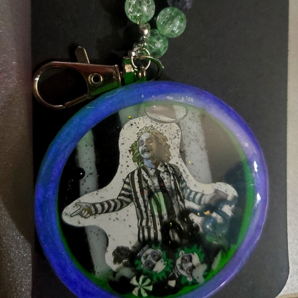 Beetle juice keychain /bagclip shaker resin art - Picture 2 of 2